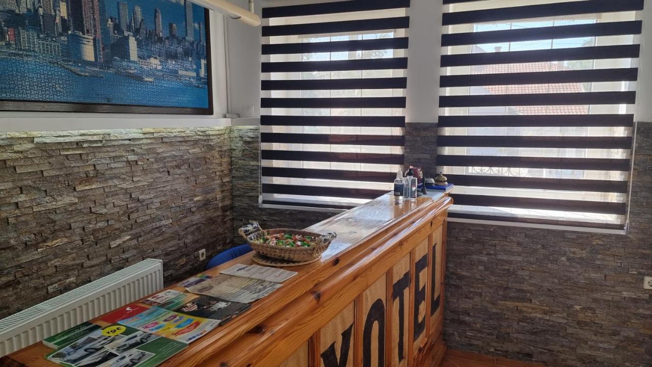 Guest House Luxotel Zrenjanin Esterno foto