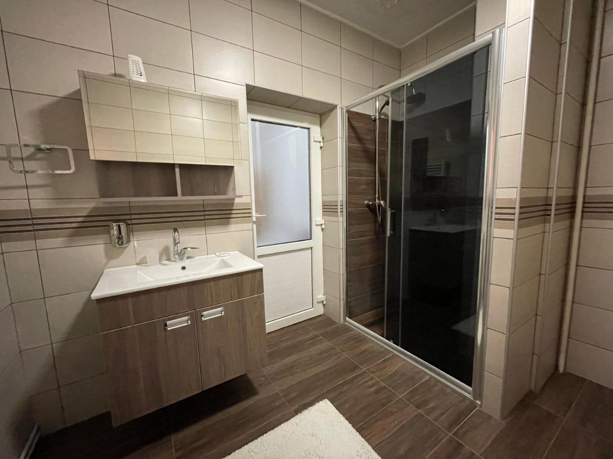 Guest House Luxotel Zrenjanin Esterno foto
