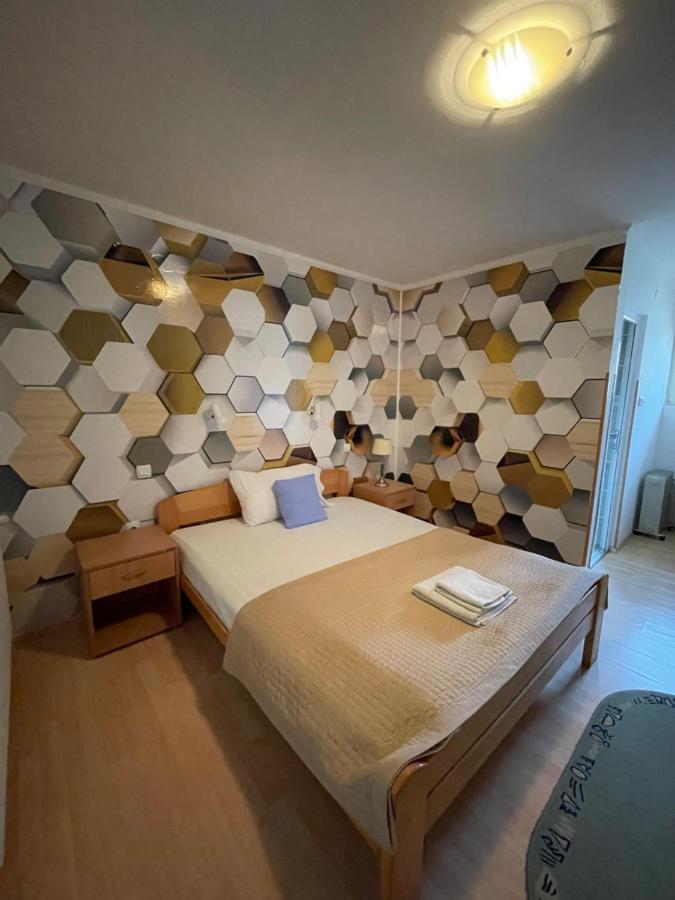 Guest House Luxotel Zrenjanin Esterno foto