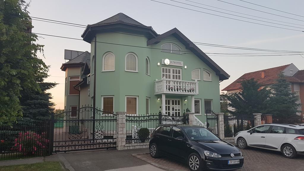Guest House Luxotel Zrenjanin Esterno foto
