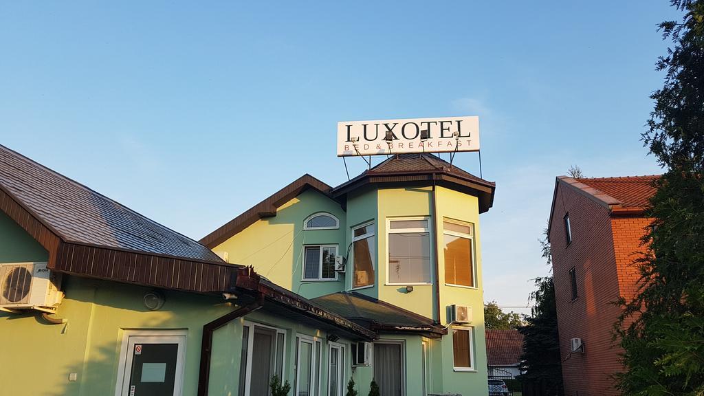 Guest House Luxotel Zrenjanin Esterno foto